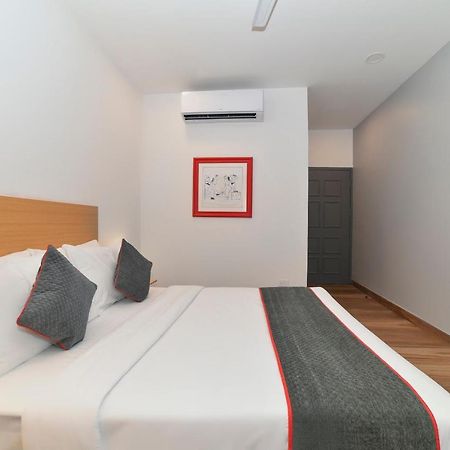 Vaccinated Staff- Oyo Townhouse 384 Nk Hotels Dispur Екстер'єр фото